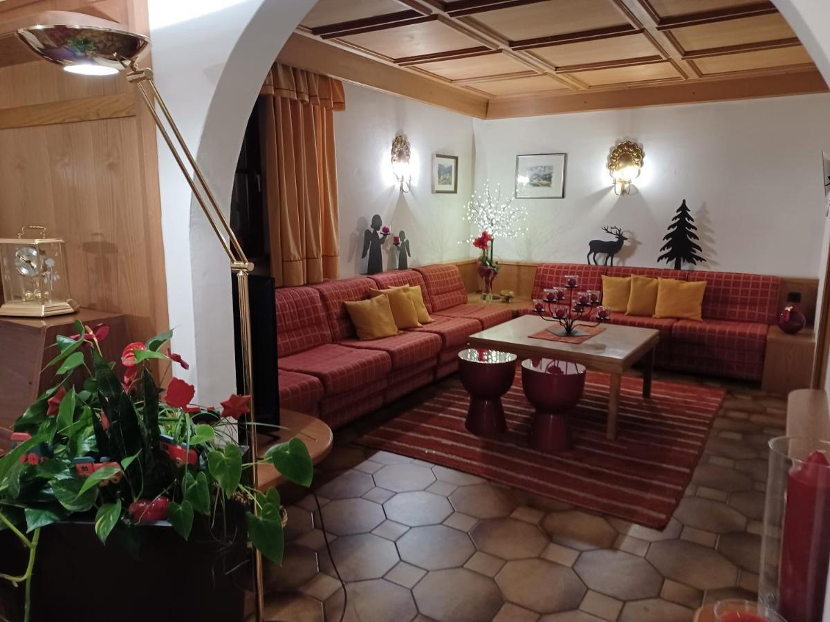 Garni Ingrid Hotel Dobbiaco Bagian luar foto