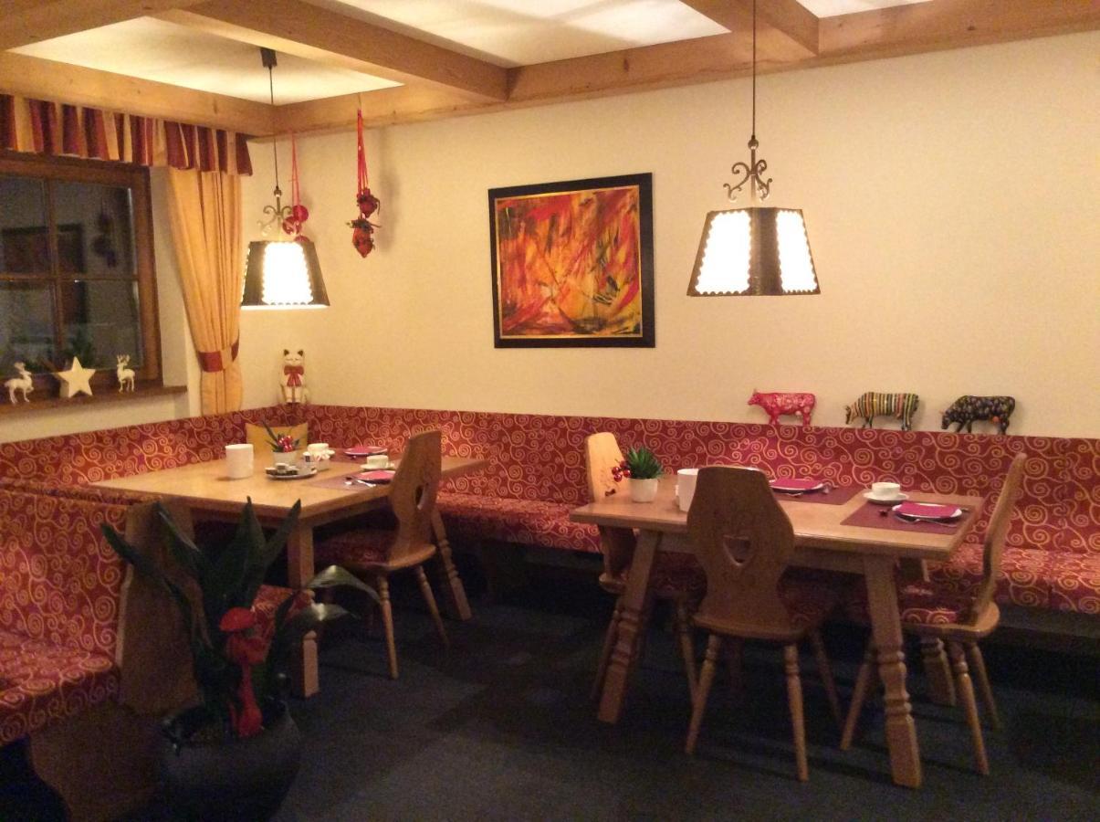 Garni Ingrid Hotel Dobbiaco Bagian luar foto