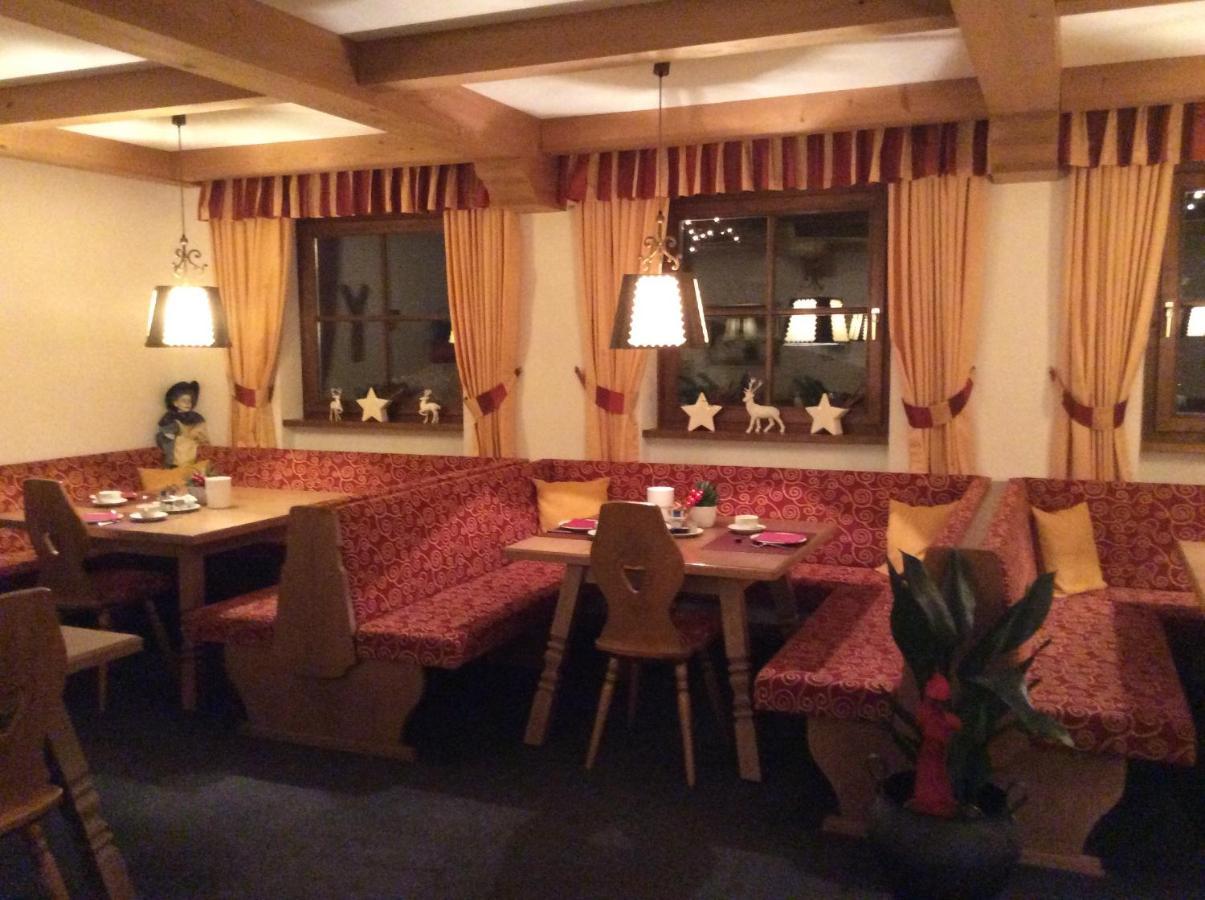 Garni Ingrid Hotel Dobbiaco Bagian luar foto