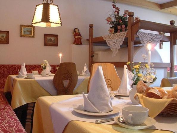 Garni Ingrid Hotel Dobbiaco Bagian luar foto