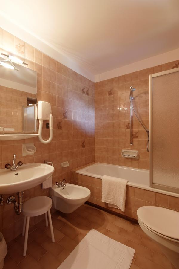 Garni Ingrid Hotel Dobbiaco Bagian luar foto