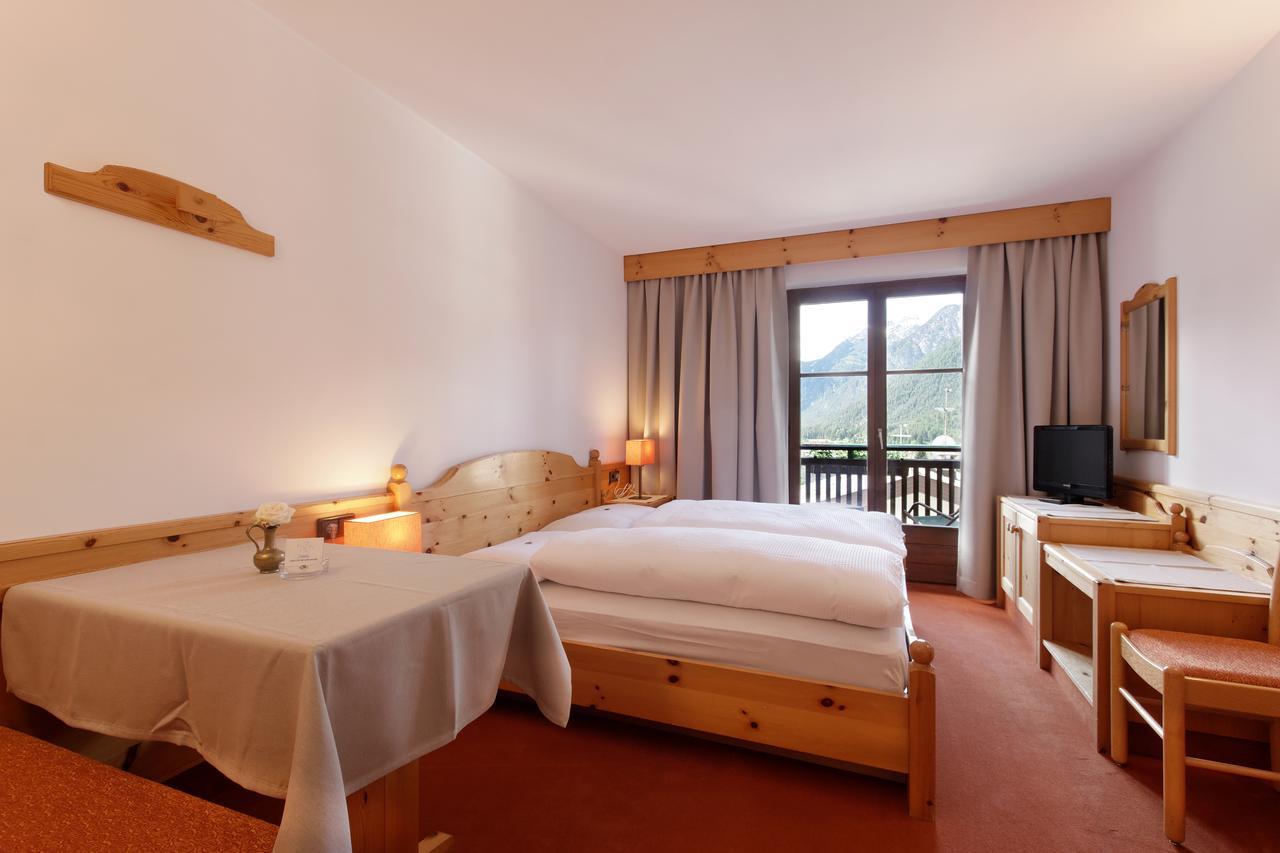 Garni Ingrid Hotel Dobbiaco Bagian luar foto