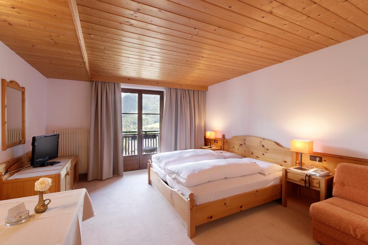 Garni Ingrid Hotel Dobbiaco Bagian luar foto